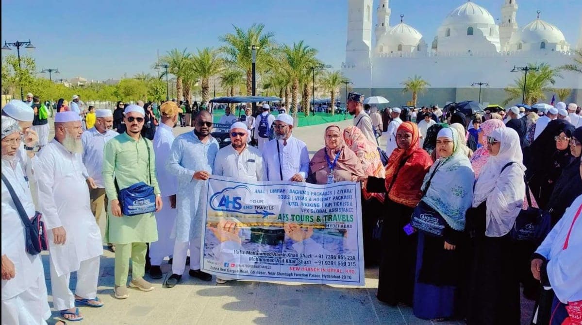 A group of AHS pilgrims together during a journey